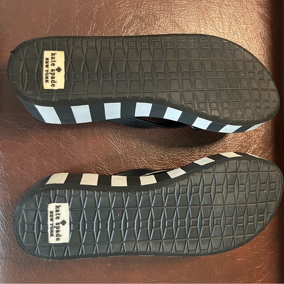 Kate Spade Women’s Platform Flip Flop, Black & White Striped w Bow Heart, Size 7 - Picture 9 of 11